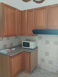 Mobili e lampadari per arredo cucina.