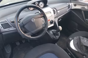 lancia y