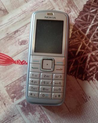 Nokia grigio con carica batterie