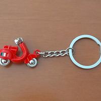 Portachiavi a forma di scooter Vespa rossa.