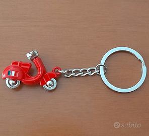 Portachiavi a forma di scooter Vespa rossa.