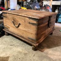 Cassa, tavolino, baule.