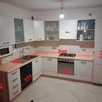 CUCINA AD ANGOLO CON TAVOLO