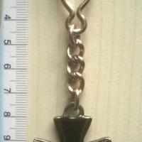 Portachiavi croce nera con teschio – Stile gotico