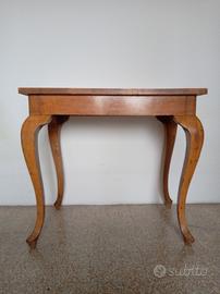 Piccolo tavolo in legno tipo radica