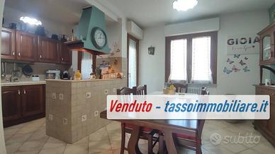 Appartamento di 158 m² con 4 locali e box auto a O