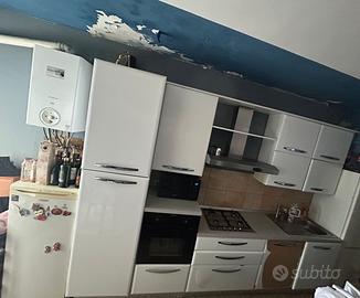 Cucina completa di elettrodomestici
