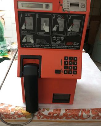 Telefono vintage a gettoni e monete 