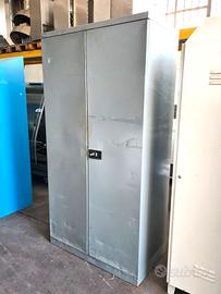 armadietto porta scope usato