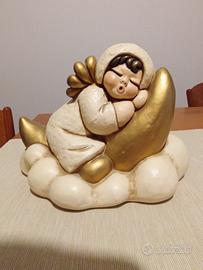 Angelo grande su luna e nuvola Thun