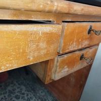 Scrivania con cassetti 