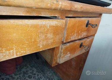 Scrivania con cassetti 