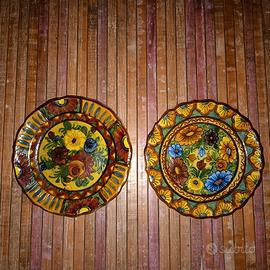 Due piatti decorativi in ceramica "Castelli"