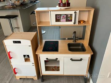 Cucina e Frigorifero in legno