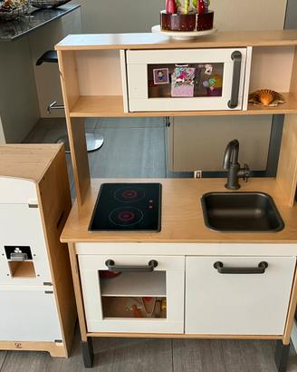 Cucina e Frigorifero in legno