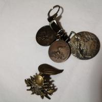 Tris medaglie e distintivo militari VINTAGE