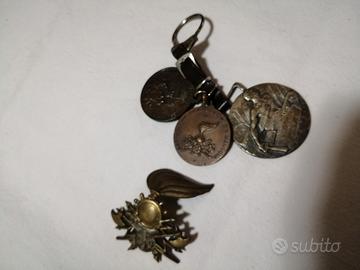 Tris medaglie e distintivo militari VINTAGE