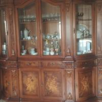 vetrina piu tavolo con sedie e angoliera