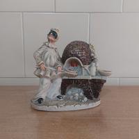 Statuetta Pulcinella con forno a legna in ceramica