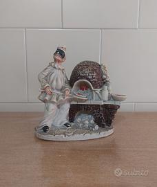 Statuetta Pulcinella con forno a legna in ceramica