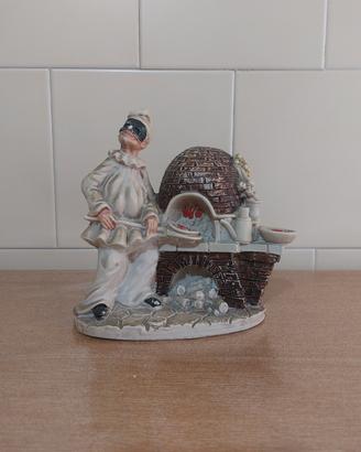 Statuetta Pulcinella con forno a legna in ceramica
