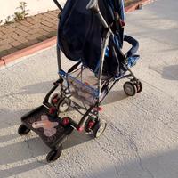 passeggino bambino con pedaliera in aggiunta