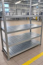 Scaffalatura metallica modulare ad incastro.