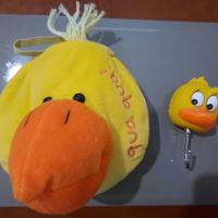 Lotto 2 gadget tema papero: 1 porta CD e 1 gancio