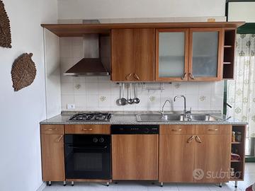 Cucina completa con elettrodomestici