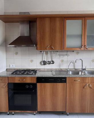 Cucina completa con elettrodomestici