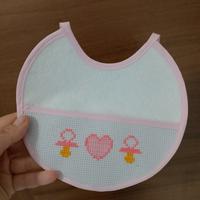 Bavetta neonata ricamata a mano – ciucciotti rosa 