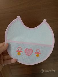 Bavetta neonata ricamata a mano – ciucciotti rosa 