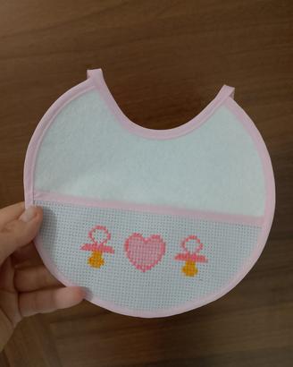 Bavetta neonata ricamata a mano – ciucciotti rosa 