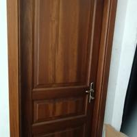 Porta con chiusura a serratura