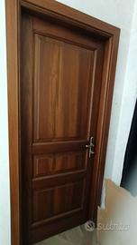 Porta con chiusura a serratura