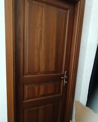 Porta con chiusura a serratura