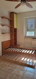 Letto a una piazza con colonna