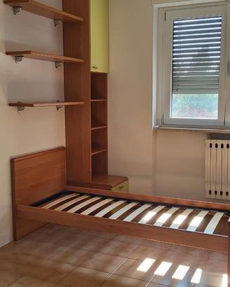 Letto a una piazza con colonna