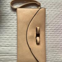 Pochette beige con fiocco