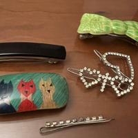 5 fermagli di cui tre con strass e un ferretto con