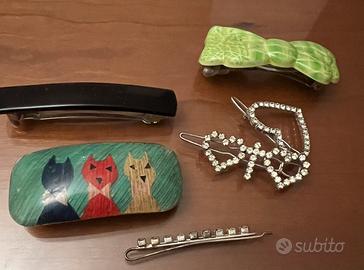 5 fermagli di cui tre con strass e un ferretto con