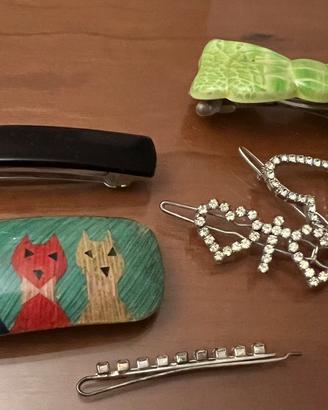 5 fermagli di cui tre con strass e un ferretto con