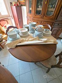 Tavola rotonda con giunte.
