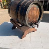 Botte antica con base e rubinetto