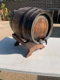 Botte antica con base e rubinetto