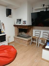 camino angolare e parete attrezzata in legno 