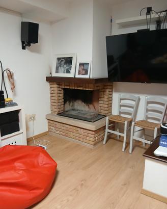 camino angolare e parete attrezzata in legno 