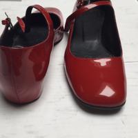 Scarpa bassa in vernice rossa