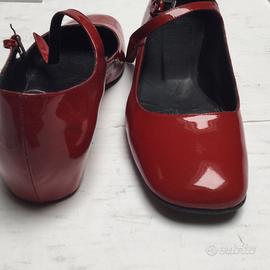 Scarpa bassa in vernice rossa