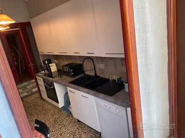 Cucina lineare completa di elettrodomestici.